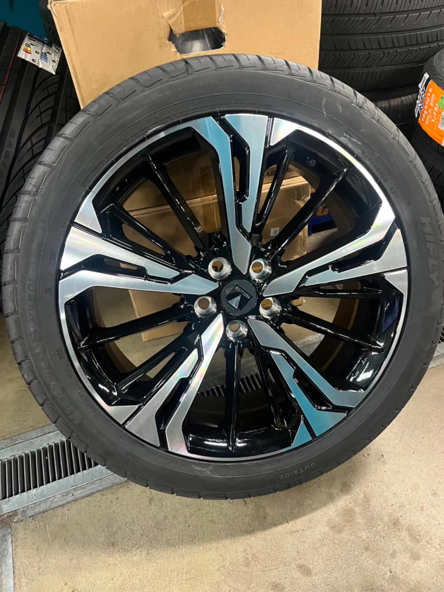 新入荷の特価情報！ハリアー用モデリスタ！２０インチ